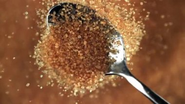 Çubuk şeker kaşıktan dökülür. 1000 fps 'de yüksek hızlı bir kamerayla çekildi. Yüksek kaliteli FullHD görüntüler