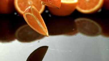 Portakal dilimleri ıslak bir yüzeye düşer. 1000 fps 'de yüksek hızlı bir kamerayla çekildi. Yüksek kaliteli FullHD görüntüler