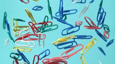 Çok renkli ataçlar yukarı uçar ve düşer. 1000 fps 'de yüksek hızlı bir kamerayla çekildi. Yüksek kaliteli FullHD görüntüler