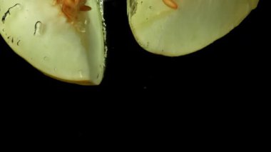 Bir parça kavun suyun altına düşer. 1000 fps 'de yüksek hızlı bir kamerayla çekildi. Yüksek kaliteli FullHD görüntüler