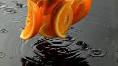 Portakal dilimleri ıslak bir yüzeye düşer. 1000 fps 'de yüksek hızlı bir kamerayla çekildi. Yüksek kaliteli FullHD görüntüler