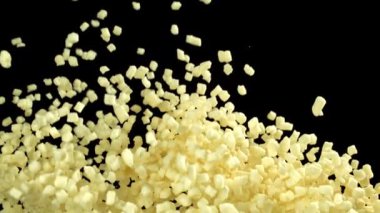 Mozzarella peyniri uçar ve siyah arka plana düşer. 1000 fps 'de yüksek hızlı bir kamerayla çekildi. Yüksek kaliteli FullHD görüntüler