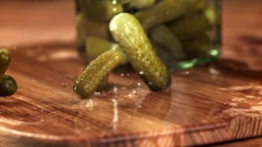 Salatalık turşusu kesme tahtasına düşer. 1000 fps 'de yüksek hızlı bir kamerayla çekildi. Yüksek kaliteli FullHD görüntüler