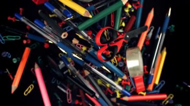 Farklı okul aletleri yukarı aşağı uçuyor. Okula dönelim. 1000 fps 'de yüksek hızlı bir kamerayla çekildi. Yüksek kaliteli FullHD görüntüler