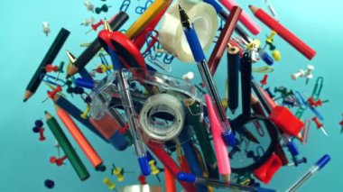 Farklı okul aletleri yukarı aşağı uçuyor. Okula dönelim. 1000 fps 'de yüksek hızlı bir kamerayla çekildi. Yüksek kaliteli FullHD görüntüler