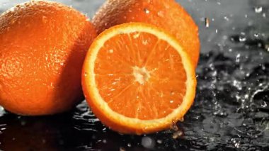 Su damlaları portakalların üzerine düşer. 1000 fps 'de yüksek hızlı bir kamerayla çekildi. Yüksek kaliteli FullHD görüntüler
