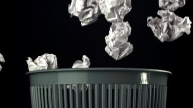 Buruşmuş kağıt çöp kutusuna düşer. 1000 fps 'de yüksek hızlı bir kamerayla çekildi. Yüksek kaliteli FullHD görüntüler