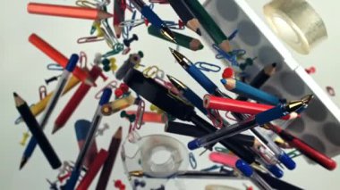 Farklı okul aletleri yukarı aşağı uçuyor. Okula dönelim. 1000 fps 'de yüksek hızlı bir kamerayla çekildi. Yüksek kaliteli FullHD görüntüler