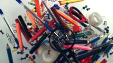 Farklı okul aletleri yukarı aşağı uçuyor. Okula dönelim. 1000 fps 'de yüksek hızlı bir kamerayla çekildi. Yüksek kaliteli FullHD görüntüler