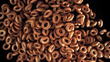 Direksiyondaki krakerler siyah arka planda yükselip alçalıyorlar. 1000 fps 'de yüksek hızlı bir kamerayla çekildi. Yüksek kaliteli FullHD görüntüler