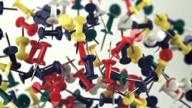 Çok renkli ataçlar yukarı uçar ve düşer. 1000 fps 'de yüksek hızlı bir kamerayla çekildi. Yüksek kaliteli FullHD görüntüler