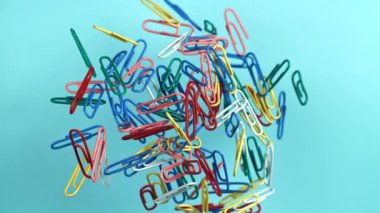 Farklı okul eşyaları uçar ve düşer. 1000 fps 'de yüksek hızlı bir kamerayla çekildi. Yüksek kaliteli FullHD görüntüler