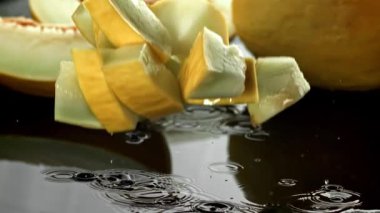 Karpuz parçaları ıslak bir yüzeye düşer. 1000 fps 'de yüksek hızlı bir kamerayla çekildi. Yüksek kaliteli FullHD görüntüler