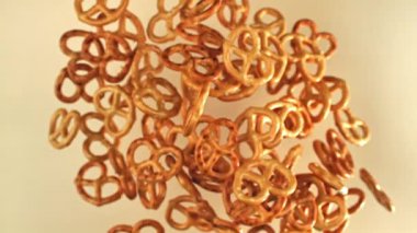 Direksiyon krakerleri yukarı uçar ve arka planda hafif bir zemine düşer. 1000 fps 'de yüksek hızlı bir kamerayla çekildi. Yüksek kaliteli FullHD görüntüler