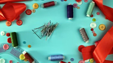 Dikiş iğneleri masaya düşer. 1000 fps 'de yüksek hızlı bir kamerayla çekildi. Yüksek kaliteli FullHD görüntüler