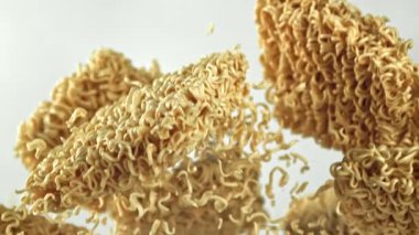 Anında erişteler hafif arka planda uçar. 1000 fps 'de yüksek hızlı bir kamerayla çekildi. Yüksek kaliteli FullHD görüntüler