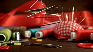 Dikiş iğneleri masaya düşer. 1000 fps 'de yüksek hızlı bir kamerayla çekildi. Yüksek kaliteli FullHD görüntüler