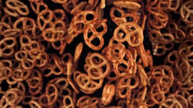 Tuzlu krakerler uçar ve siyah arka plana düşer. 1000 fps 'de yüksek hızlı bir kamerayla çekildi. Yüksek kaliteli FullHD görüntüler