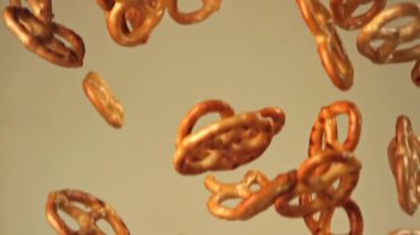 Tuzlu krakerler uçar ve arka planda hafif bir zemine düşer. 1000 fps 'de yüksek hızlı bir kamerayla çekildi. Yüksek kaliteli FullHD görüntüler