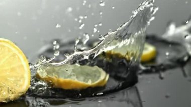 Limon dilimleri ıslak bir yüzeye düşer. 1000 fps 'de yüksek hızlı bir kamerayla çekildi. Yüksek kaliteli FullHD görüntüler