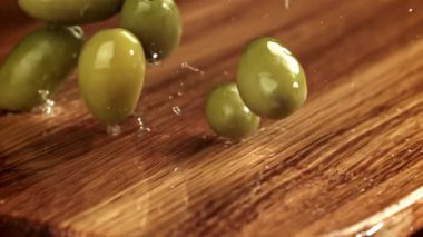 Zeytinler ahşap bir kalasa düşer. 1000 fps 'de yüksek hızlı bir kamerayla çekildi. Yüksek kaliteli FullHD görüntüler