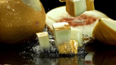Karpuz parçaları ıslak bir yüzeye düşer. 1000 fps 'de yüksek hızlı bir kamerayla çekildi. Yüksek kaliteli FullHD görüntüler