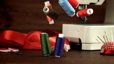 Masaya çok renkli iplikler düşer. 1000 fps 'de yüksek hızlı bir kamerayla çekildi. Yüksek kaliteli FullHD görüntüler