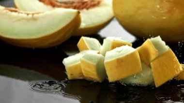 Karpuz parçaları ıslak bir yüzeye düşer. 1000 fps 'de yüksek hızlı bir kamerayla çekildi. Yüksek kaliteli FullHD görüntüler