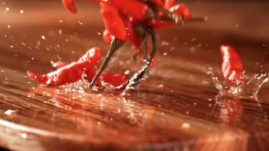Acı biber turşusu kesme tahtasına düşer. 1000 fps 'de yüksek hızlı bir kamerayla çekildi. Yüksek kaliteli FullHD görüntüler