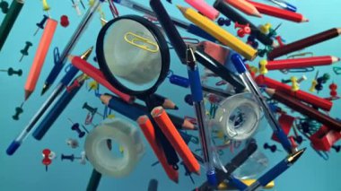 Farklı okul aletleri yukarı aşağı uçuyor. Okula dönelim. 1000 fps 'de yüksek hızlı bir kamerayla çekildi. Yüksek kaliteli FullHD görüntüler