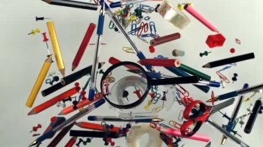 Farklı okul aletleri yukarı aşağı uçuyor. Okula dönelim. 1000 fps 'de yüksek hızlı bir kamerayla çekildi. Yüksek kaliteli FullHD görüntüler