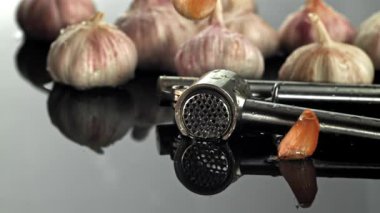 Islak bir yüzeye sarımsak düşer. 1000 fps 'de yüksek hızlı bir kamerayla çekildi. Yüksek kaliteli FullHD görüntüler