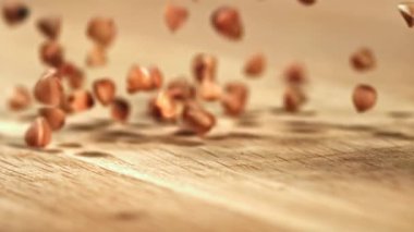 Karabuğday tahta bir masaya düşer. 1000 fps 'de yüksek hızlı bir kamerayla çekildi. Yüksek kaliteli FullHD görüntüler