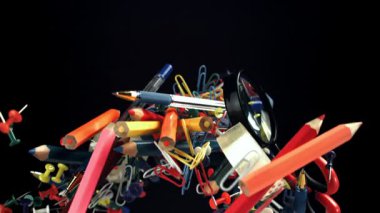 Farklı okul aletleri yukarı aşağı uçuyor. Okula dönelim. 1000 fps 'de yüksek hızlı bir kamerayla çekildi. Yüksek kaliteli FullHD görüntüler