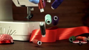 Masaya çok renkli iplikler düşer. 1000 fps 'de yüksek hızlı bir kamerayla çekildi. Yüksek kaliteli FullHD görüntüler