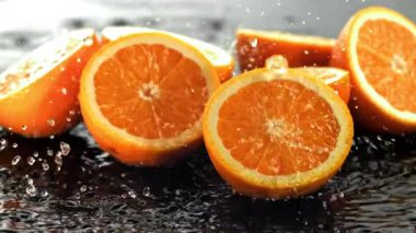 Su damlaları portakalların üzerine düşer. 1000 fps 'de yüksek hızlı bir kamerayla çekildi. Yüksek kaliteli FullHD görüntüler