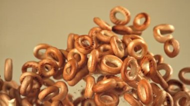 Direksiyon krakerleri yukarı uçar ve arka planda hafif bir zemine düşer. 1000 fps 'de yüksek hızlı bir kamerayla çekildi. Yüksek kaliteli FullHD görüntüler