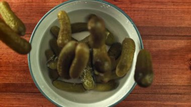 Salatalık turşusu bir kase tuzlu suya düşer. 1000 fps 'de yüksek hızlı bir kamerayla çekildi. Yüksek kaliteli FullHD görüntüler