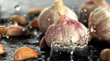 Su damlacıkları taze sarımsağın üzerine düşer. 1000 fps 'de yüksek hızlı bir kamerayla çekildi. Yüksek kaliteli FullHD görüntüler