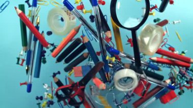 Farklı okul aletleri yukarı aşağı uçuyor. Okula dönelim. 1000 fps 'de yüksek hızlı bir kamerayla çekildi. Yüksek kaliteli FullHD görüntüler