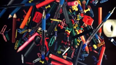 Farklı okul aletleri yukarı aşağı uçuyor. Okula dönelim. 1000 fps 'de yüksek hızlı bir kamerayla çekildi. Yüksek kaliteli FullHD görüntüler