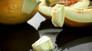 Karpuz parçaları ıslak bir yüzeye düşer. 1000 fps 'de yüksek hızlı bir kamerayla çekildi. Yüksek kaliteli FullHD görüntüler