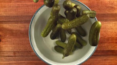 Salatalık turşusu bir kase tuzlu suya düşer. 1000 fps 'de yüksek hızlı bir kamerayla çekildi. Yüksek kaliteli FullHD görüntüler