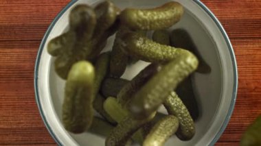 Salatalık turşusu bir kase tuzlu suya düşer. 1000 fps 'de yüksek hızlı bir kamerayla çekildi. Yüksek kaliteli FullHD görüntüler