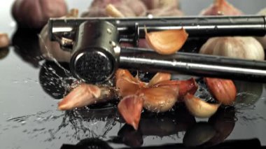 Islak bir yüzeye sarımsak düşer. 1000 fps 'de yüksek hızlı bir kamerayla çekildi. Yüksek kaliteli FullHD görüntüler