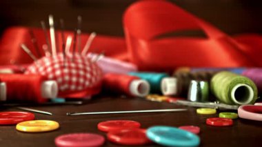 Dikiş iğnesi masaya düşer. 1000 fps 'de yüksek hızlı bir kamerayla çekildi. Yüksek kaliteli FullHD görüntüler