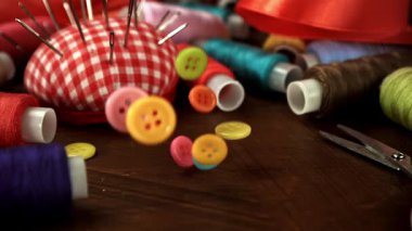 Dikiş düğmeleri ahşap bir masaya düşer. 1000 fps 'de yüksek hızlı bir kamerayla çekildi. Yüksek kaliteli FullHD görüntüler