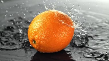 Su damlaları portakalların üzerine düşer. 1000 fps 'de yüksek hızlı bir kamerayla çekildi. Yüksek kaliteli FullHD görüntüler