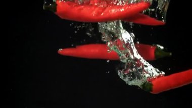 Kırmızı biber suyun altına düşer. 1000 fps 'de yüksek hızlı bir kamerayla çekildi. Yüksek kaliteli FullHD görüntüler