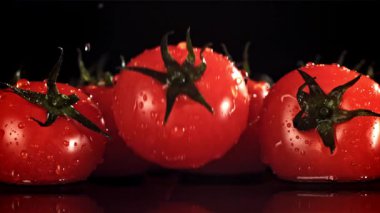 Domates ıslak bir masaya düşer. 1000 fps 'de yüksek hızlı bir kamerayla çekildi. Yüksek kaliteli FullHD görüntüler